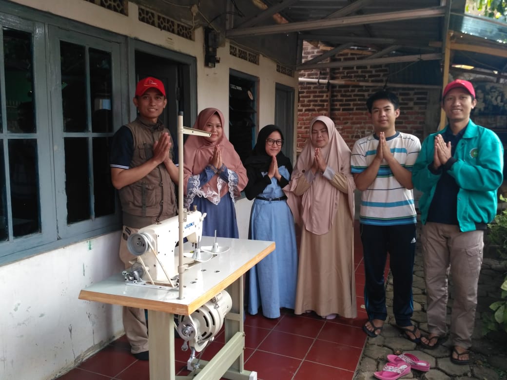 Penyerahan Santunan Donasi Mesin Jahit ke Keluarga Resita dari Yayasan PAPI